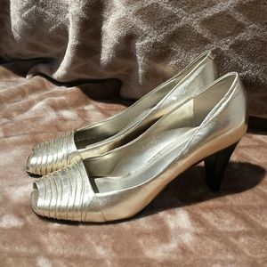 😍NWOT!!☺ANNE KLEIN LEATHER OPEN TOE  GOLD PUMP 8M